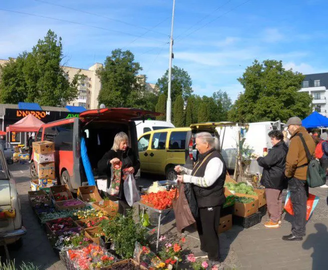 Дешевше, ніж у маркетах: за чим домашнім стоять у чергах на фермерському ринку біля «Торби» у Луцьку