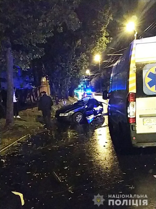 У Чернігові підлітки на дідовому авто влетіли в дерево: четверо загиблих (фото)