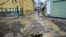 На вулиці Лесі Українки ліквідовують прорив водопроводу (фото)