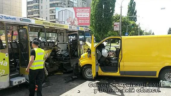 У Луцьку – серйозна аварія за участю маршрутки (оновлено, фото)