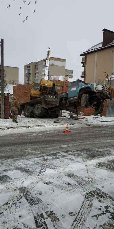 Щось пішло не так: у Луцьку автокран завис у повітрі (фото)