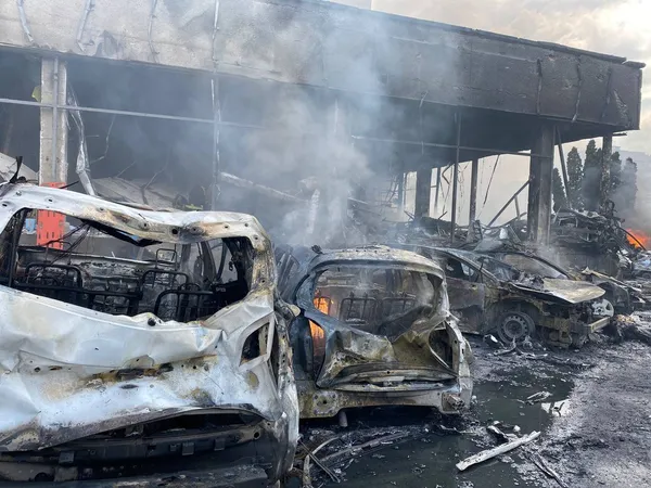 Удар по Вінниці: 12 загиблих і 25 поранених, горять 50 автомобілів (фото, відео)