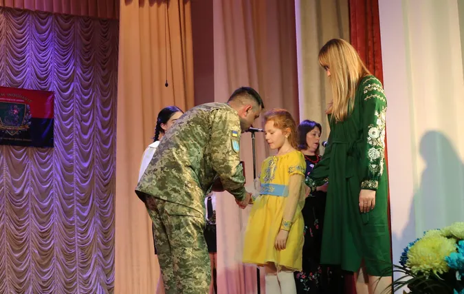 На Волині рідним загиблих воїнів з «князівської» бригади вручили відзнаки «Навіки в строю» (фото)