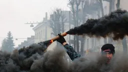Галас і піротехніка: у Луцьку маршем пройшлися фанати ФК "Волинь" (фото)