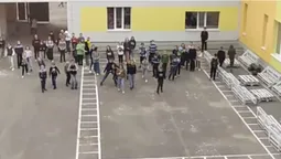 Учні луцької школи масово грали «в кальмара» (відео). ОНОВЛЕНО