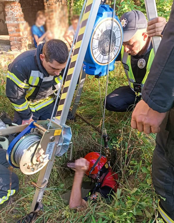 У Луцьку рятувальники витягнули 14-річного хлопця з колекторного колодязя (фото)