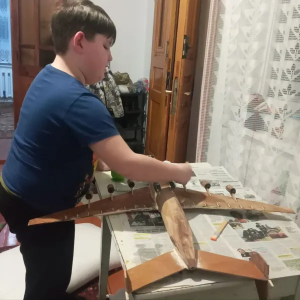 У Луцьку четвертокласник на персональній виставці представив 20 моделей літаків (фото)