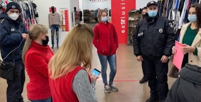 «Червона зона» епіднебезпеки: у Луцьку перевірили секонд-хенди і бари (відео)