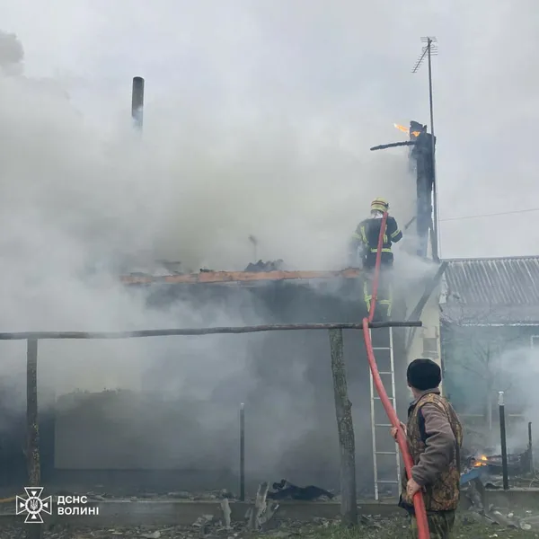 Замкнула проводка: в селі біля Світязя зайнявся житловий будинок (фото)