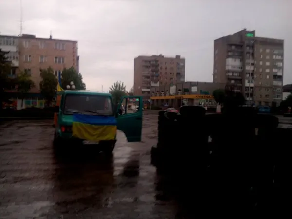 Перед Ковельською міською радою – барикада з шин (фото)