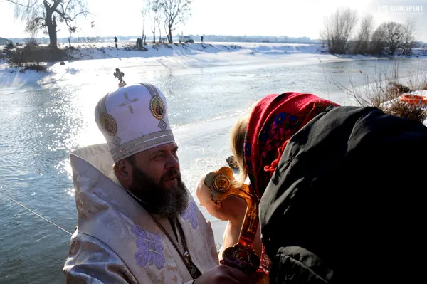 Як лучани на Стиру занурювалися на Водохреща (фото)
