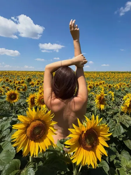 Гола в соняхах: луцька блогерка влаштувала пікантну фотосесію в полі (фото)