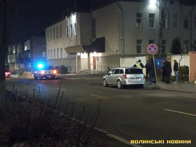 Один встиг перебігти, інший – ні:  у Луцьку збили пішохода (фото)