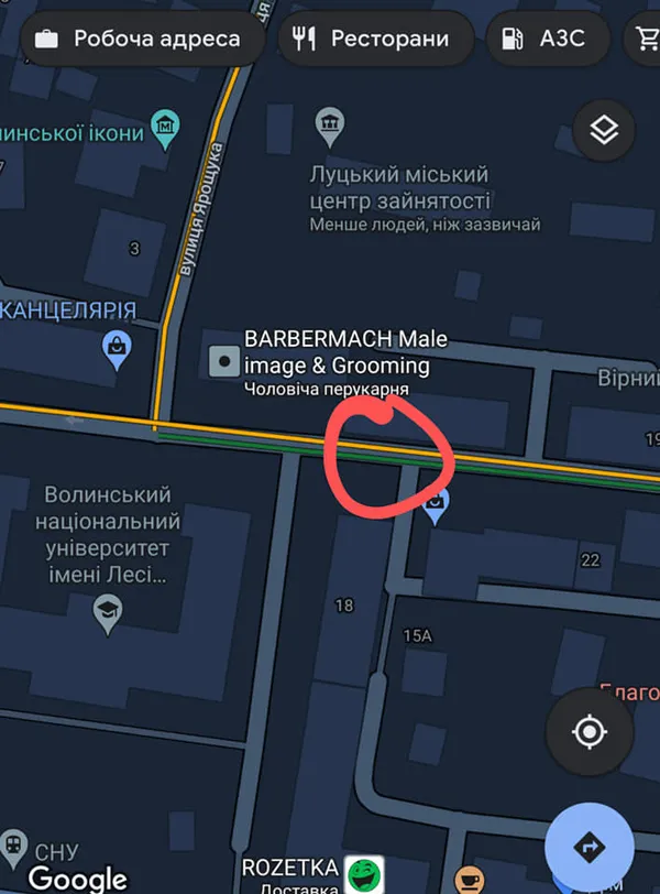 Будьте обережні: луцьких водіїв попереджають про яму на Степана Бандери (фото)