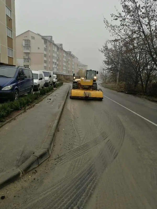 Будівельників у Луцьку змусили прибрати забруднену дорогу (фото)