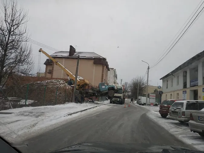Щось пішло не так: у Луцьку автокран завис у повітрі (фото)