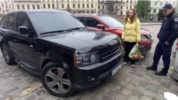 Скандал у Львові: молодики посеред вулиці слухали пісні Лєпса (відео)