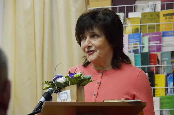 Одна з луцьких бібліотек поповнилася новими книгами від професорки (фото)