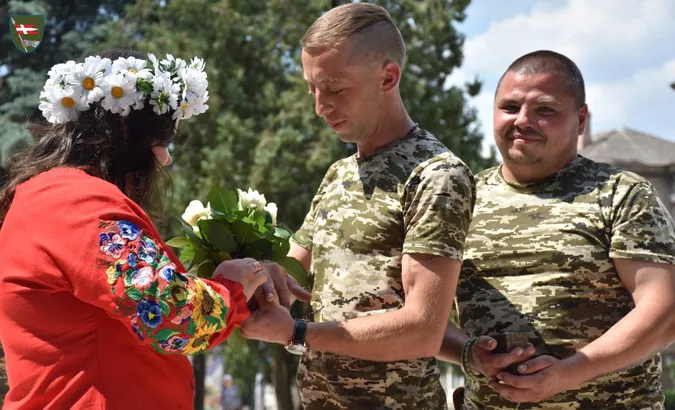 На Донеччині у волинській бригаді відгуляли подвійне весілля (фото)