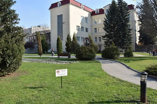 Табличок про заборону вигулу собак у Луцьку стало ще більше (фото)