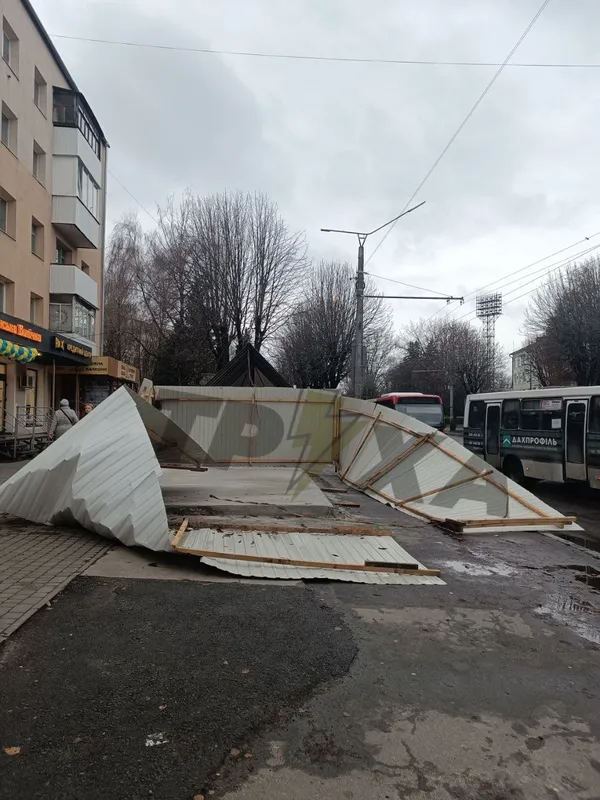 Вітер повалив огорожу на проспекті Перемоги у Луцьку
