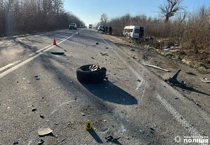 У жахливій ДТП на Рівненщині травмувалися 9 людей, двоє – у реанімації (фото)