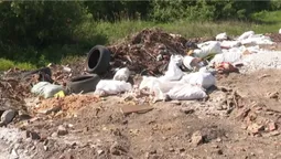 У Ківерцях замість багатоповерхівки росте масштабний смітник: люди б'ють на сполох (відео)