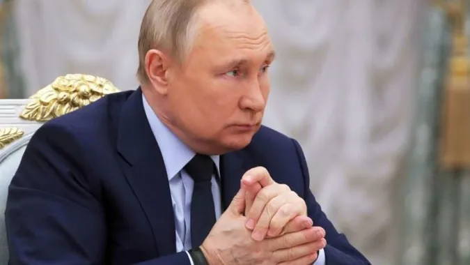 Манікюр путіна: який вигляд мають ідеальні нігті кремлівського диктатора (фото)