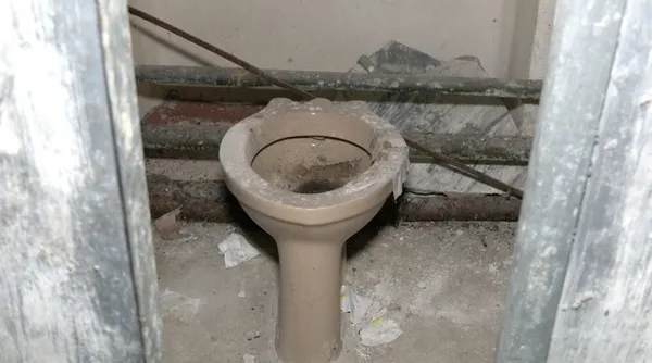 У Луцьку люди скаржаться на стан «обмежено готового» укриття (відео)