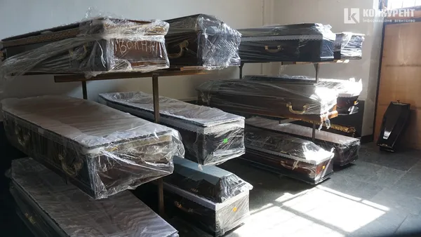 Під Луцьком – скандал на кладовищі: сімʼя хоронила маму, а копачі вирили могилу на 50 см