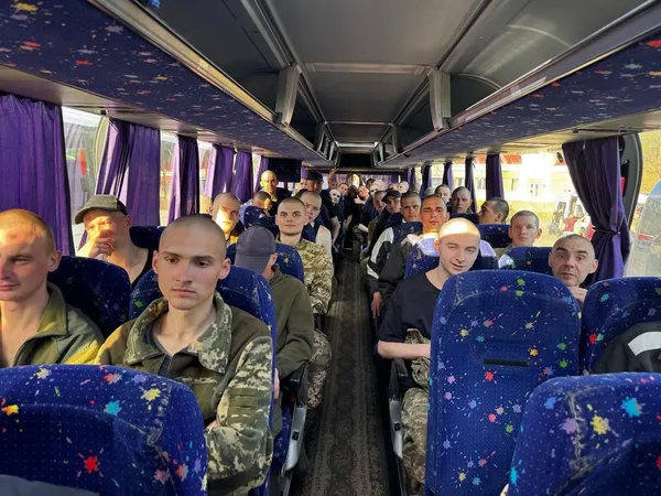 Великоднє диво: з російського полону повернули 277 українських військових (фото)