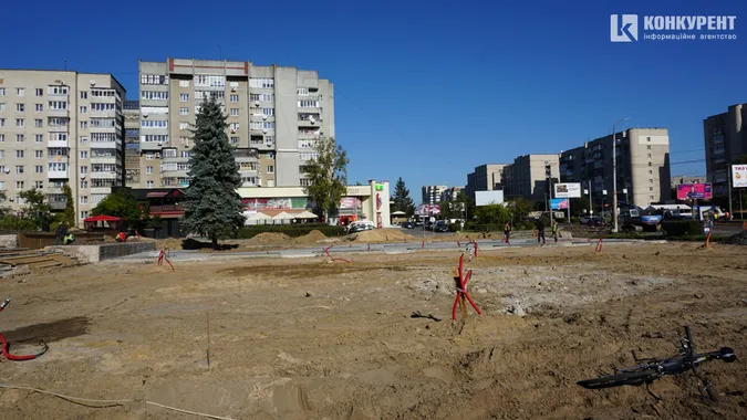 Робота кипить: як реконструюють площу перед РАЦСом у Луцьку (фото)