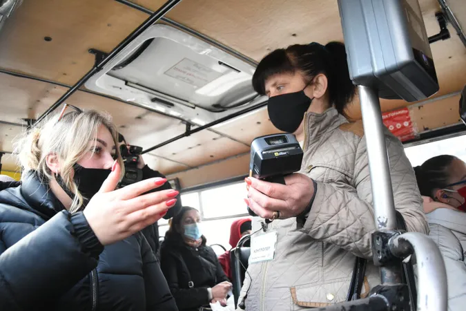 Безквиткові пасажири: в Луцьку «на полювання» вийшли працівники Укртрансбезпеки (фото)