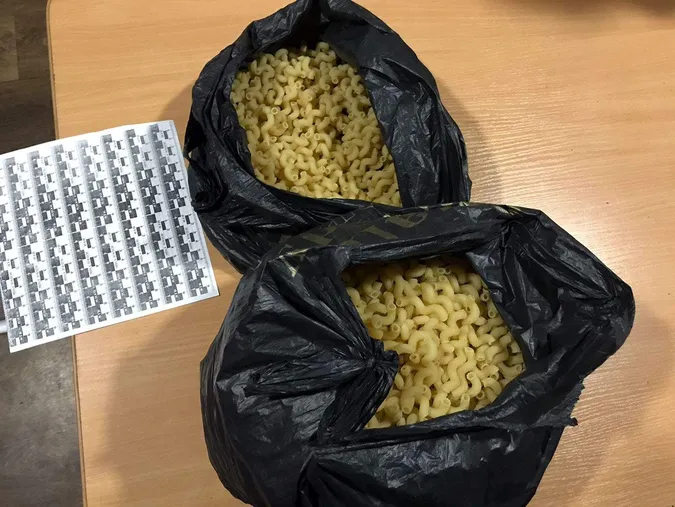 В'язневі Маневицької колонії передали підозрілі таблетки у макаронах (фото)