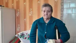 В’яже лежачи через біль: онкохвора волинянка передала на фронт майже 300 пар шкарпеток