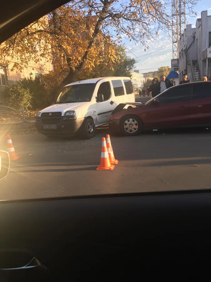 У Луцьку на Грушевського авто «вилетіло» на тротуар (фото)