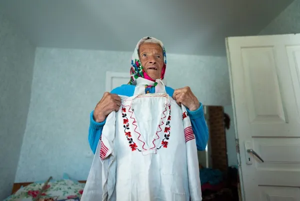 «Живий голос русалок і мавок»: на Поліссі мешкає 90-річна співачка, що зберігає тисячолітні пісні (фото)