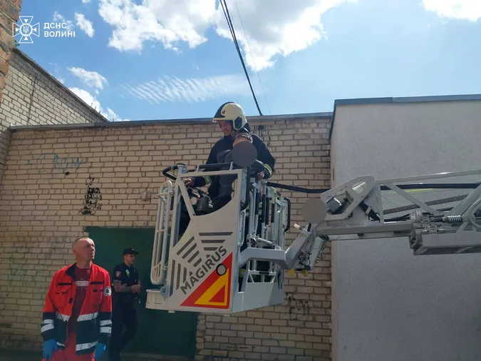 У Ковелі школяр застряг на даху будинку: викликали рятувальників (фото)