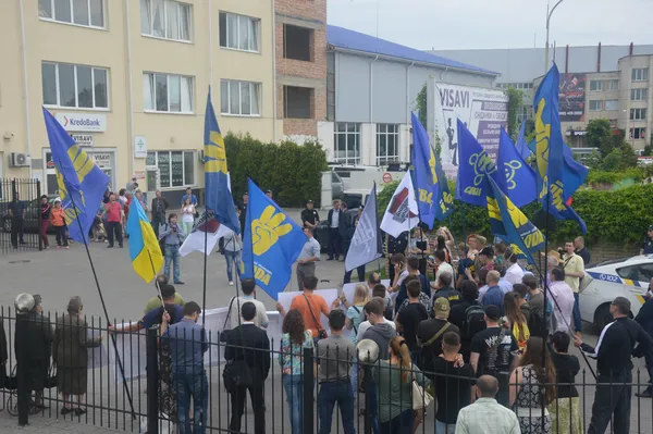 Волинські націоналісти передали новому польському консулу у Луцьку книжку про Бандеру