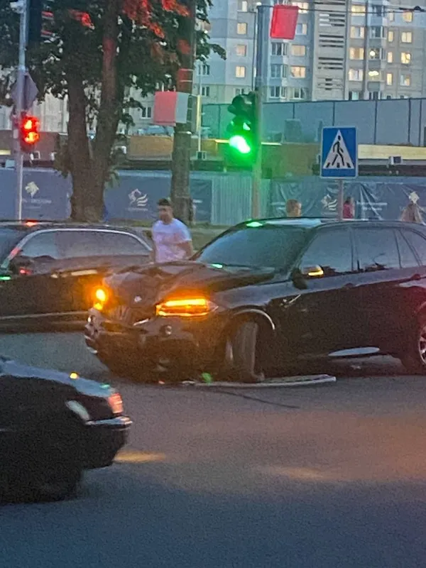 У Луцьку біля ПортCity BMW зніс огорожу та вилетів на «зустрічку» (фото, відео)