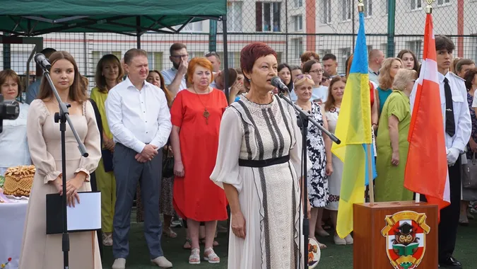 Як відзначили перший дзвоник у Луцькому ліцеї №9 (фото)
