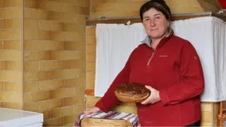 Вистояний у дубовій діжці: на Волині зберегли давню традицію випікання хліба (фото)