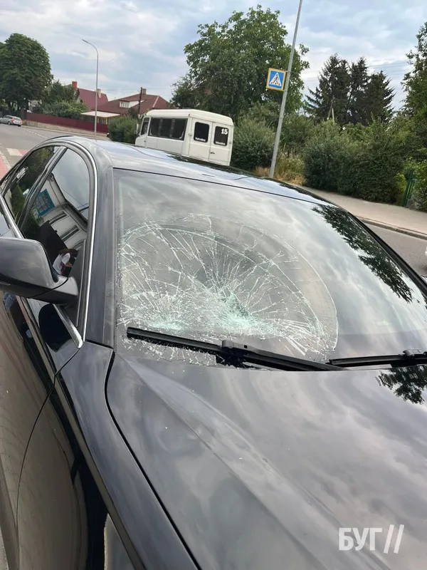 У Володимирі водійка наїхала на двох дівчат на тротуарі (фото)