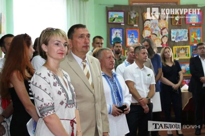 Ковельський мер Олег Кіндер та секретар міськради Віра Федосюк під час офіційної частини святкувань приймали вітання від іноземних друзів, представників міст-партнерів