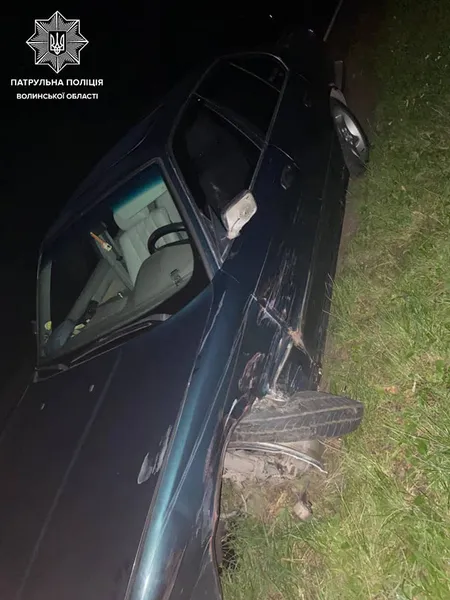 Розірвалося колесо: на Волині несправна BMW врізалась у «фольксваген» (фото, відео)