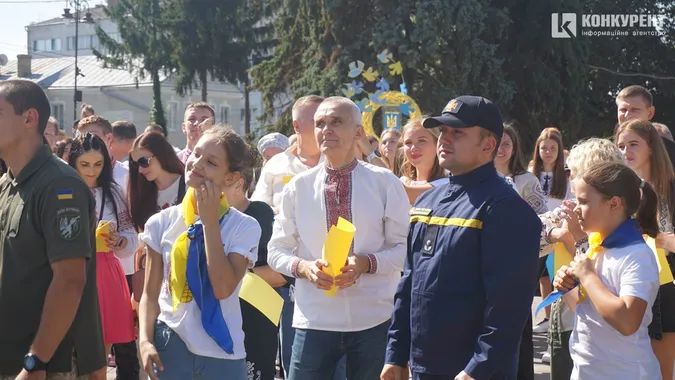 Лучани у День міста тілами склали карту України (фото)