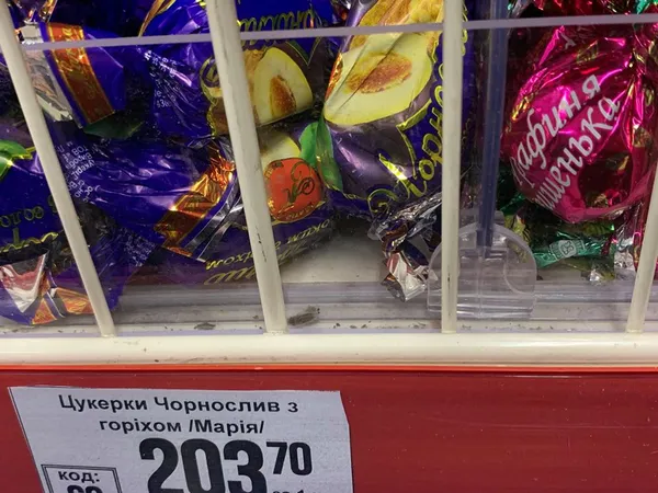 У супермаркеті «Салют» у Луцьку живуть кокони у цукерках (фото)