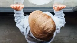 Помер у реанімації: у Луцьку з вікна випав однорічний хлопчик (відео)