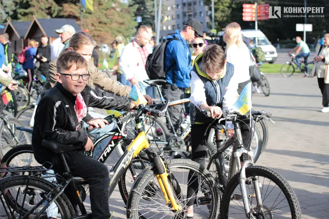 Шоломи і вишиванки: як у Луцьку минув велопробіг до Дня міста (фото, відео)