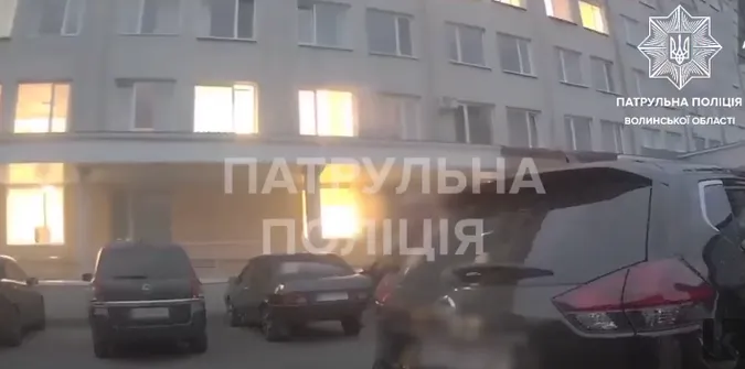 З маячками і сиреною: луцькі патрульні супроводили до лікарні немовля з температурою (відео)